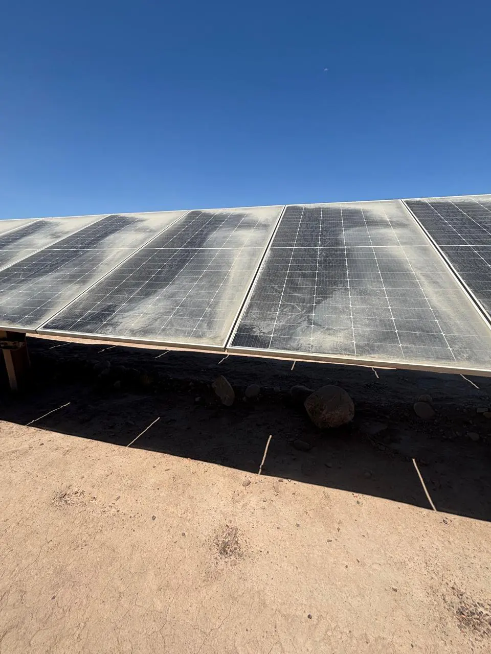 Paneles solares con acumulación visible de polvo antes de la limpieza
